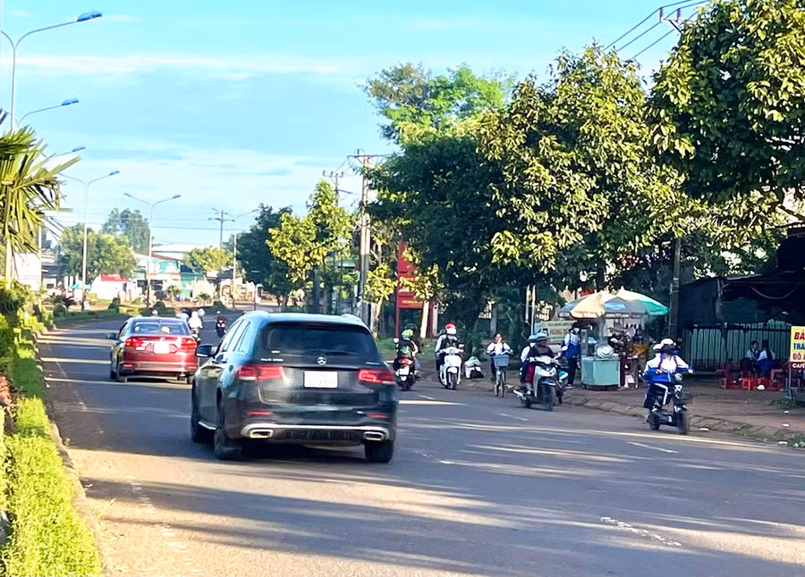 Nhiều phụ huynh, học sinh Trường THCS Lý Thường Kiệt (phường Chi Lăng, TP. Pleiku) bất chấp nguy hiểm đi ngược chiều để đến trường gần hơn. Ảnh: M.P