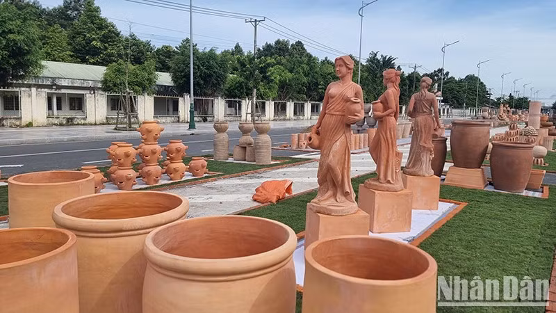 Con đường nghệ thuật gốm đỏ Vĩnh Long gần hình thành tại phường 9, thành phố Vĩnh Long, tỉnh Vĩnh Long.