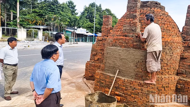 Chủ tịch Ủy ban nhân dân tỉnh Vĩnh Long Lữ Quang Ngời kiểm tra tiến độ thực hiện Con đường nghệ thuật gốm đỏ Vĩnh Long vào sáng 6/9.