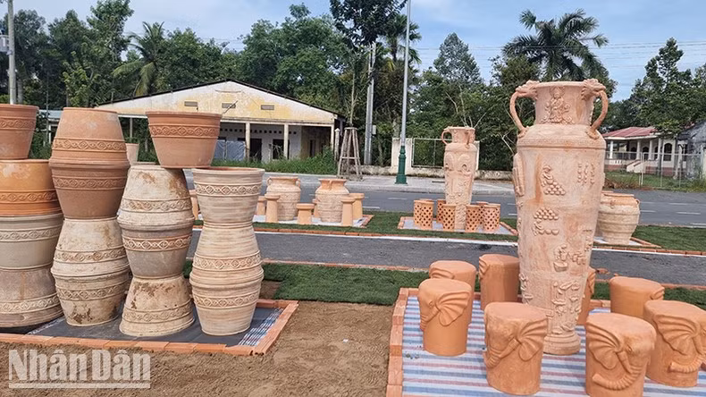 Nhiều sản phẩm gốm đỏ có hoa văn độc đáo.