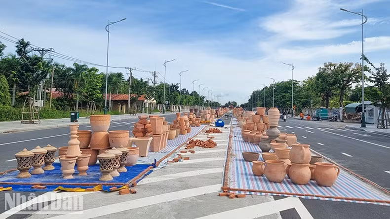 Con đường nghệ thuật gốm đỏ Vĩnh Long có chiều dài hơn 500m với 2.500 sản phẩm gạch gốm đỏ được trưng bày.
