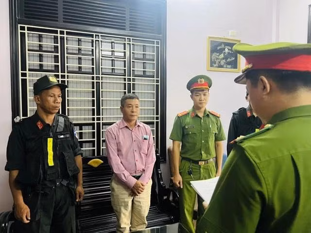 Thời điểm khám xét nhà, tống đạt các quyết định đối với Hoàng Văn Đức, cựu Giám đốc CDC Thừa Thiên - Huế. Ảnh B.T