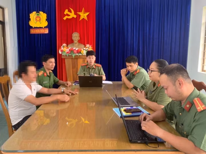 Lực lượng chức năng làm việc với ông P. (Ảnh: C.A)