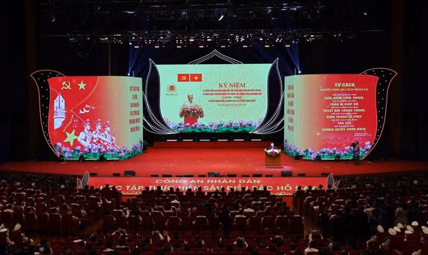 Quang cảnh buổi Lễ Kỷ niệm 75 năm "Công an Nhân dân học tập, thực hiện Sáu điều Bác Hồ dạy." (Ảnh: PV/Vietnam+)
