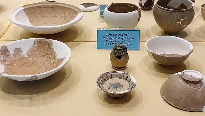 Gốm Đại Việt được tìm thấy tại Di tích Vòng Thành Đá Trắng. (Ảnh: Huỳnh Sơn/TTXVN) Gốm Đại Việt được tìm thấy tại Di tích Vòng Thành Đá Trắng. (Ảnh: Huỳnh Sơn/TTXVN)