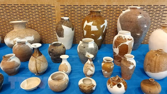 Qua phân loại về đặc điểm chất liệu, loại hình, các nhà nghiên cứu xác định được phần lớn đồ gốm được tìm thấy tại Di tích Vòng Thành Đá Trắng có nguồn gốc từ gốm Chămpa. (Ảnh: Huỳnh Sơn/TTXVN) Qua phân loại về đặc điểm chất liệu, loại hình, các nhà nghiên cứu xác định được phần lớn đồ gốm được tìm thấy tại Di tích Vòng Thành Đá Trắng có nguồn gốc từ gốm Chămpa. (Ảnh: Huỳnh Sơn/TTXVN)