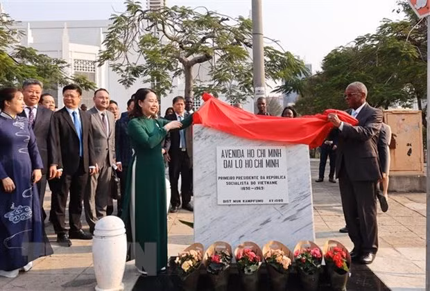 Phó Chủ tịch nước Võ Thị Ánh Xuân và Chủ tịch Hội đồng thành phố Maputo Eneas Comiche khai trương biển tên Đại lộ Hồ Chí Minh. (Ảnh: Lâm Khánh/TTXVN)