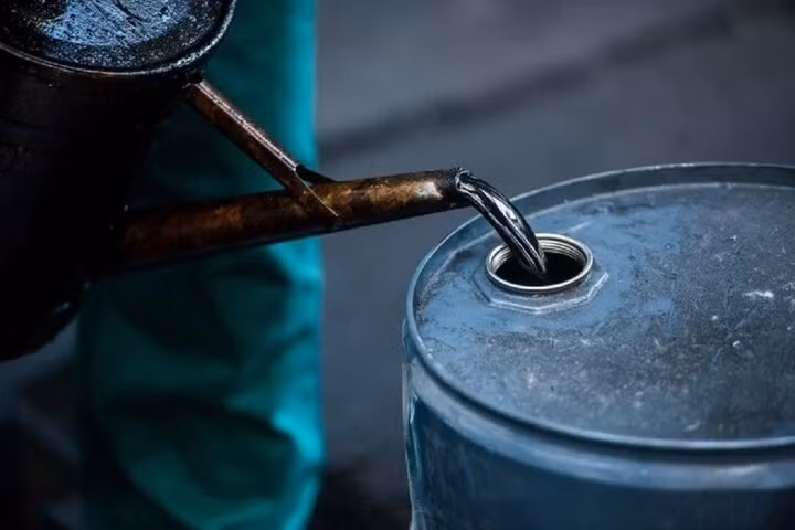 Giá dầu thế giới tuần qua tăng giảm trái chiều. (Ảnh minh họa: Reuters)