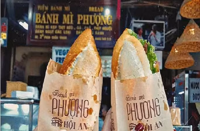Nhiều du khách đến Hội An thường tìm đến bánh mì Phượng để thưởng thức