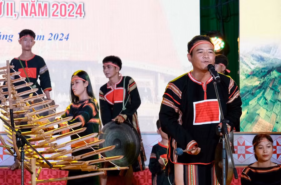 Nghệ nhân Ksor Mang biểu diễn bài dân ca cổ “Đam Thơi” tại 1 sự kiện văn hóa cấp tỉnh. Ảnh: H.N Nghệ nhân Ksor Mang biểu diễn bài dân ca cổ “Đam Thơi” tại 1 sự kiện văn hóa cấp tỉnh. Ảnh: H.N