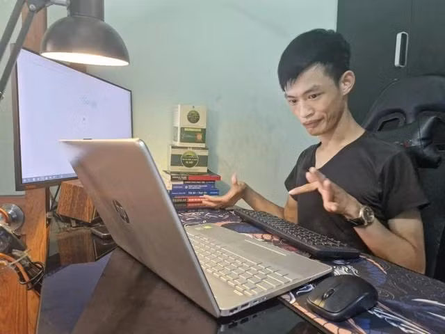 Hiếu là người khuyết tật từ nhỏ, khi cùng lúc bị động kinh, bại liệt, cơ thể co rút, não bị ảnh hưởng… Ảnh Thanh Nam