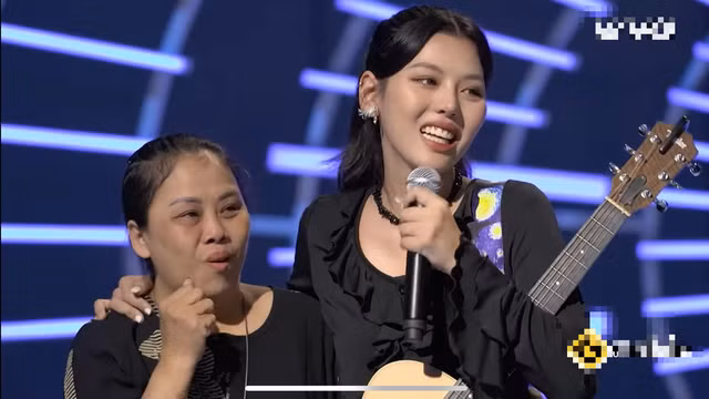 Mẹ của Thanh Thảo xuất hiện bất ngờ tại chương trình khiến cô gái xúc động. CHỤP MÀN HÌNH