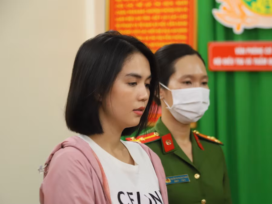 Ngọc Trinh khai không có bằng lái A2 nhưng vẫn cùng "thầy giáo" Đông tổ chức điều khiển xe mô tô phân khối lớn với các động tác lái xe nguy hiểm, phản cảm; quay lại các clip đăng tải lên mạng xã hội nhằm câu like