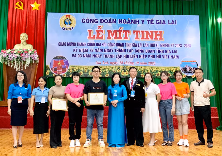 Hội thi với sự tham gia của 9 đội thi (hơn 100 thí sinh) đến từ 9 công đoàn cơ sở trực thuộc Công đoàn ngành Y tế tỉnh. Ảnh: Như Nguyện