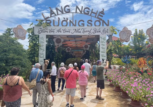 Du khách trên tàu tham quan làng nghề Trường Sơn, TP.Nha Trang. Ảnh: SDL