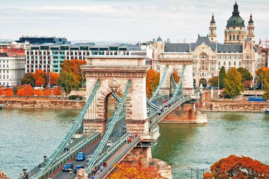 Thủ đô Budapest của Hungary nổi tiếng với kiến trúc cổ điển, thu hút khoảng 12 triệu du khách quốc tế mỗi năm. Thủ đô Budapest của Hungary nổi tiếng với kiến trúc cổ điển, thu hút khoảng 12 triệu du khách quốc tế mỗi năm.