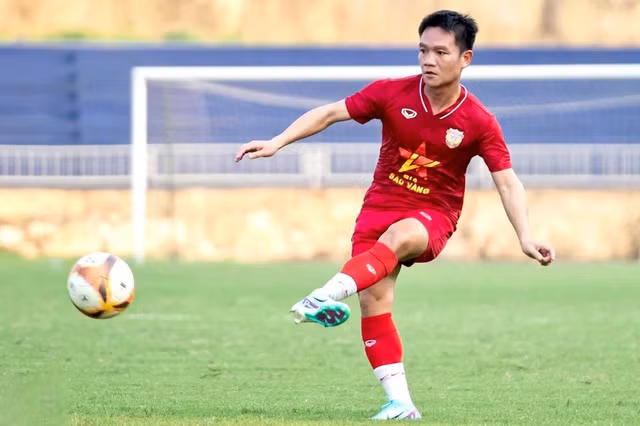 Tiền vệ Đinh Thanh Trung. Tiền vệ Đinh Thanh Trung.