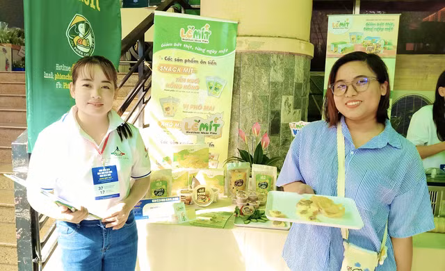 Chị Nhung (trái) đưa các sản phẩm từ mít tham gia Phiên chợ Xanh tử tế. Ảnh: Thanh Duy