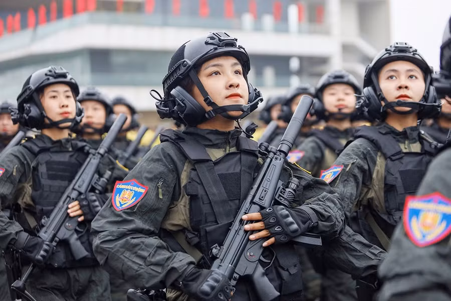 Các nữ Cảnh sát cơ động phát huy tinh thần trách nhiệm.