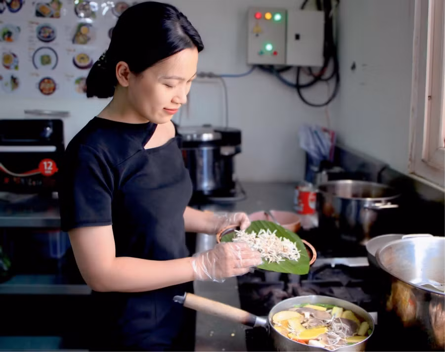 Chị Kim Thanh chế biến món lẩu hoa cà phê. Chị Kim Thanh chế biến món lẩu hoa cà phê.