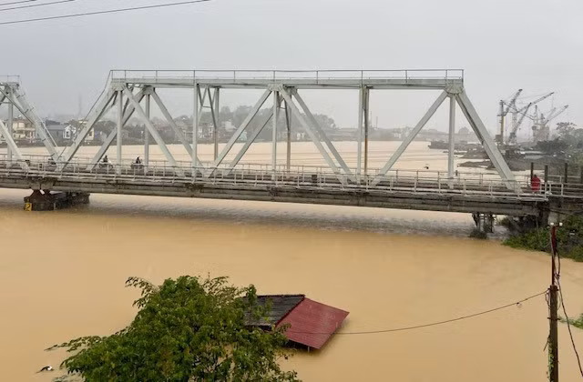 Cầu Đáp Cầu (Bắc Ninh) cấm các phương tiện lưu thông