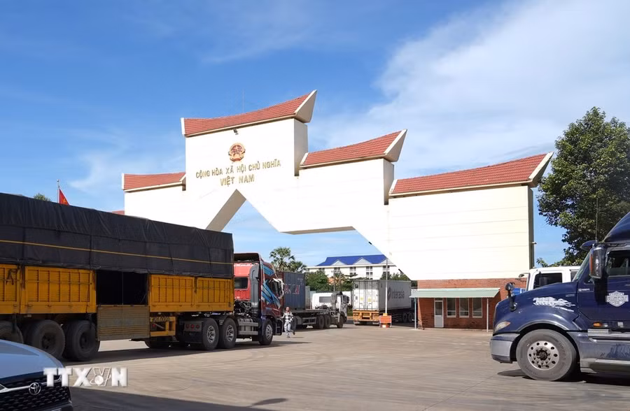 Các phương tiện thông quan tại Cửa khẩu quốc tế Xa Mát, Tây Ninh. (Ảnh: Minh Phú/TTXVN) Các phương tiện thông quan tại Cửa khẩu quốc tế Xa Mát, Tây Ninh. (Ảnh: Minh Phú/TTXVN)