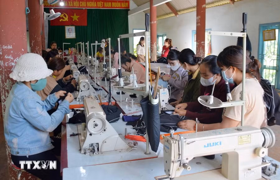 Lớp đào tạo nghề may gia dụng cho phụ nữ dân tộc thiểu số ở xã Ea Hiu, huyện Krông Pắk, tỉnh Đắk Lắk. (Ảnh: Hoài Thu/TTXVN)