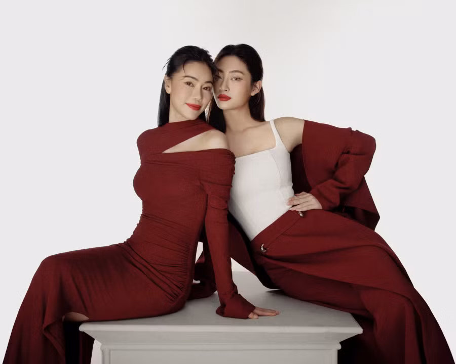Trong bộ ảnh này, Lương Thùy Linh lựa chọn kết hợp với "bà trùm hoa hậu" Phạm Kim Dung. Đối với người đẹp sinh năm 2000, "Mẹ Dung" chính là người dìu dắt cô trong những ngày đầu nàng hậu bước chân vào showbiz. Ảnh:Trí Nghĩa