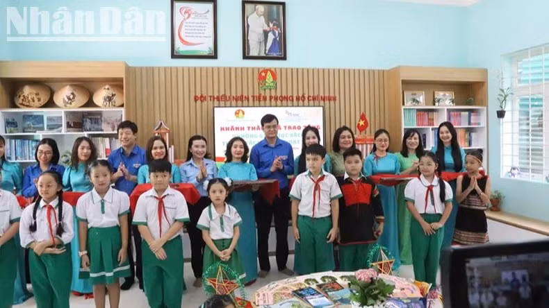 Các đại biểu cắt băng khánh thành và đưa công trình “Không gian đọc sách, tương tác và sinh hoạt Đội” vào hoạt động.