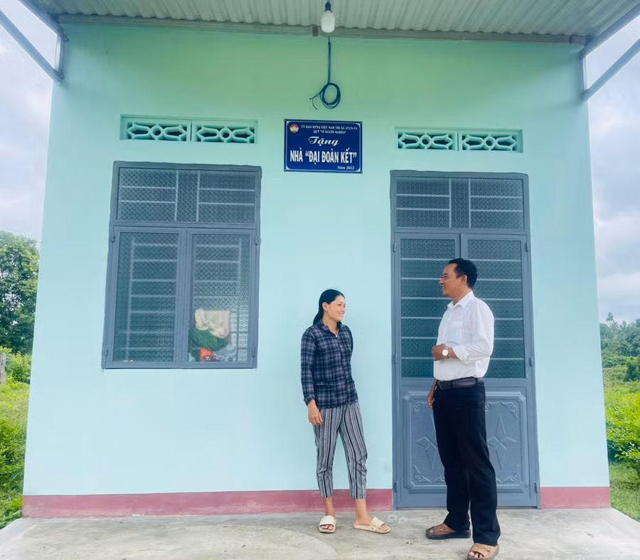 Bà Nay H’Oan (buôn Jứ Ama Nai, xã Ia Rtô) vui mừng bên căn nhà "Đại đoàn kết" được hỗ trợ. Ảnh: Vũ Chi