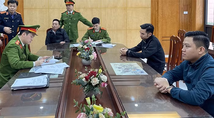 Các đối tượng tại cơ quan điều tra. (Nguồn: Báo Công an Nhân dân) Các đối tượng tại cơ quan điều tra. (Nguồn: Báo Công an Nhân dân)