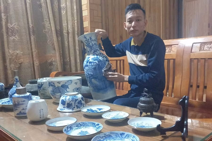Việt Anh có đam mê với sưu tầm cổ vật. Ảnh: B.H Việt Anh có đam mê với sưu tầm cổ vật. Ảnh: B.H