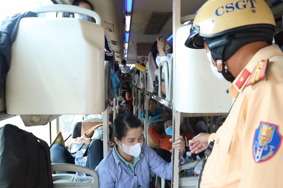 Bên trong chiếc xe giường nằm nhồi nhét khách. Bên trong chiếc xe giường nằm nhồi nhét khách.