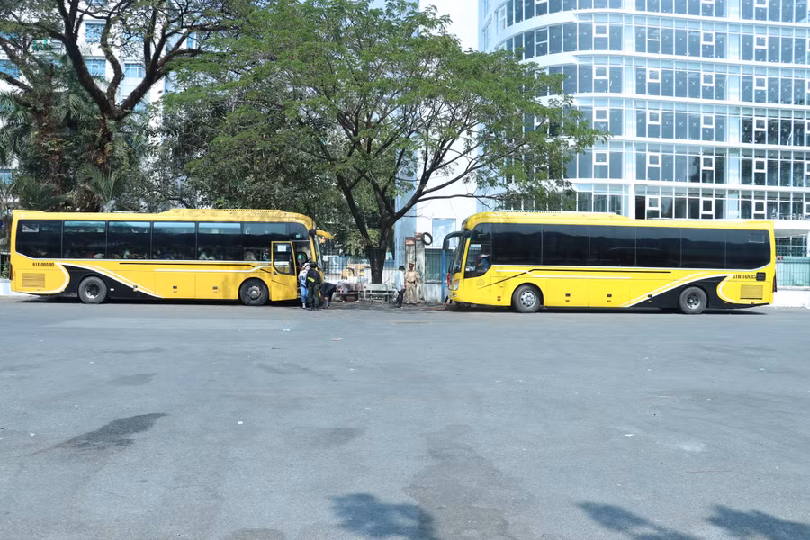 CSGT yêu cầu chủ phương tiện di chuyển khách sang xe khác để tiếp tục hành trình về quê đón Tết. CSGT yêu cầu chủ phương tiện di chuyển khách sang xe khác để tiếp tục hành trình về quê đón Tết.