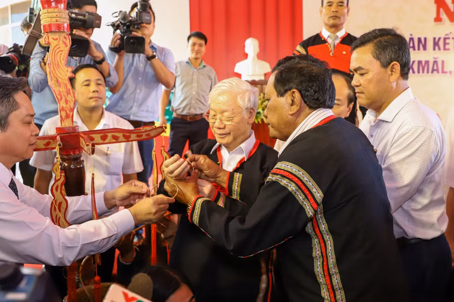 Già làng Ây Ngân vinh dự được đeo vòng tay tặng Tổng Bí thư, Chủ tịch nước Nguyễn Phú Trọng tại Ngày hội Đại đoàn kết toàn dân tộc ở xã Dur Kmăl, huyện Krông Ana, tháng 11/2018.