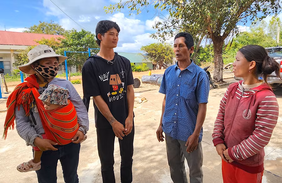 Từ khi được bầu làm người có uy tín, ông Đinh Honh (áo xanh)-Phó Trưởng thôn Krông Hra (xã Yang Bắc, huyện Đak Pơ) luôn chú trọng công tác tuyên truyền, vận động nhằm nâng cao nhận thức của từng người dân về hậu quả của tảo hôn. Ảnh: Mộc Trà