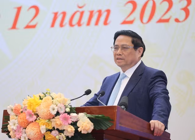 Thủ tướng Phạm Minh Chính yêu cầu ngành GTVT tiếp tục phát huy tinh thần làm việc "3 ca 4 kíp", "vượt nắng, thắng mưa", "chỉ tiến không lùi"… ưu tiên nguồn lực để hoàn thành các dự án giao thông trọng điểm - Ảnh: VGP/Nhật Bắc