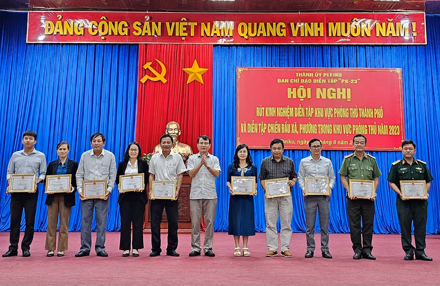 Trao giấy khen cho các tập thể đã hoàn thành xuất sắc nhiệm vụ diễn tập khu vực phòng thủ thành phố năm 2023. Ảnh: Bá Bính Trao giấy khen cho các tập thể đã hoàn thành xuất sắc nhiệm vụ diễn tập khu vực phòng thủ thành phố năm 2023. Ảnh: Bá Bính
