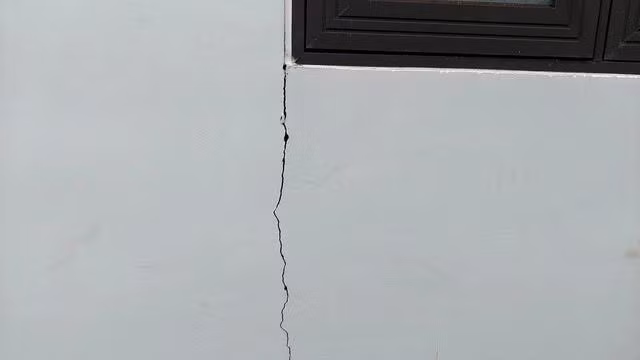 Vết nứt kéo dài tại trụ sở Trạm quản lý bảo vệ rừng Đăk Kôi 2. Ảnh ĐỨC NHẬT
