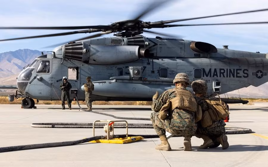 Binh sỹ Mỹ đứng cạnh chiếc trực thăng CH-53E Super Stallion. (Nguồn: Thủy quân lục chiến Mỹ) Binh sỹ Mỹ đứng cạnh chiếc trực thăng CH-53E Super Stallion. (Nguồn: Thủy quân lục chiến Mỹ)