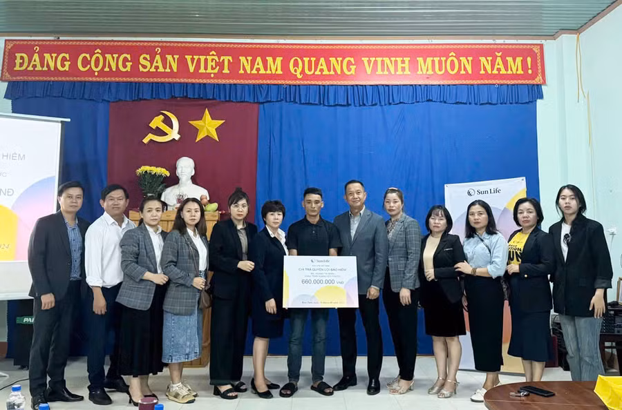 Đại diện Sun Life Việt Nam chi trả quyền lợi cho khách hàng tại Kon Tum