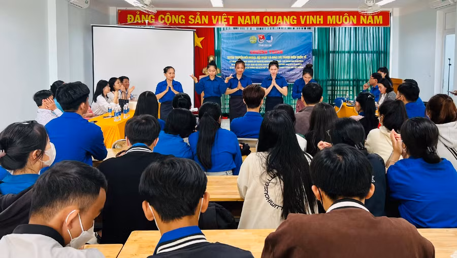 Tỉnh Đoàn-Hội LHTN Việt Nam tỉnh tổ chức chương trình tuyên truyền đối ngoại, hội nhập và giao lưu thanh niên quốc tế. Ảnh: Phan Lài