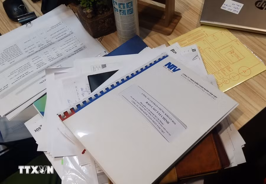 Nhiều tài liệu quan trọng bị lực lượng chức năng niêm phong và thu giữ tại trụ sở FLC hồi tháng 3/2022. (Ảnh: Phạm Kiên/TTXVN)