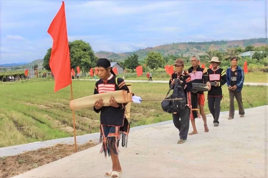 Theo ông Rơ Lan Hieo, thanh gươm thần dài chừng 1 mét (kể cá cán), có màu đen (nhiều người cho là đồng ngả màu).