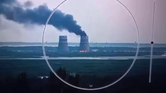 Khói đen bốc lên từ một tháp làm mát của Zaporizhzhia hôm 11-8. Ảnh: Telegram Khói đen bốc lên từ một tháp làm mát của Zaporizhzhia hôm 11-8. Ảnh: Telegram