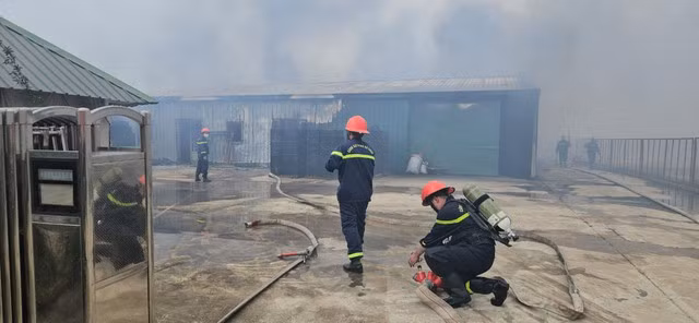 Tiếp nước để dập lửa. Ảnh: LÂM VIÊN
