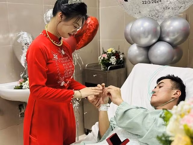 Cặp đôi trao nhẫn cưới trên giường bệnh Cặp đôi trao nhẫn cưới trên giường bệnh