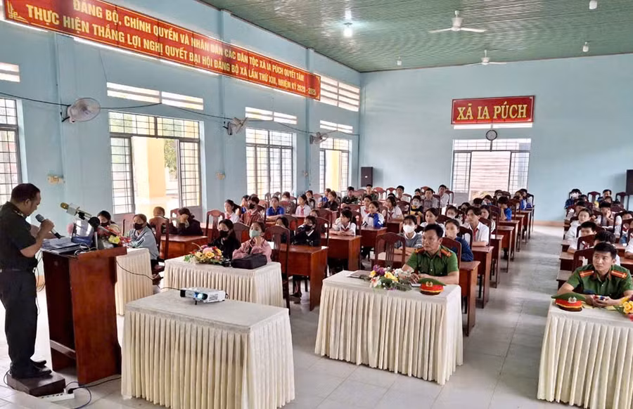 Chương trình "Tiết học biên cương" do Đồn Biên phòng Ia Púch phối hợp với Trường Tiểu học và THCS Phù Đổng tổ chức (ảnh đơn vị cung cấp)