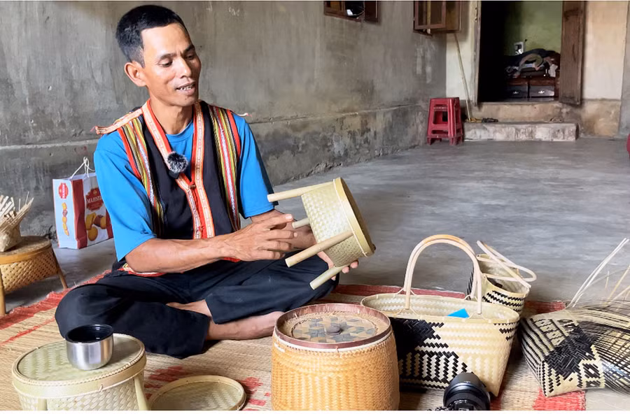 Nghệ nhân Si (làng Đê Kjiêng, xã Ayun, huyện Chư Sê) không ngừng tìm tòi, sáng tạo ra các sản phẩm mới với mong muốn bảo tồn và phát triển nghề truyền thống. Ảnh: M.C