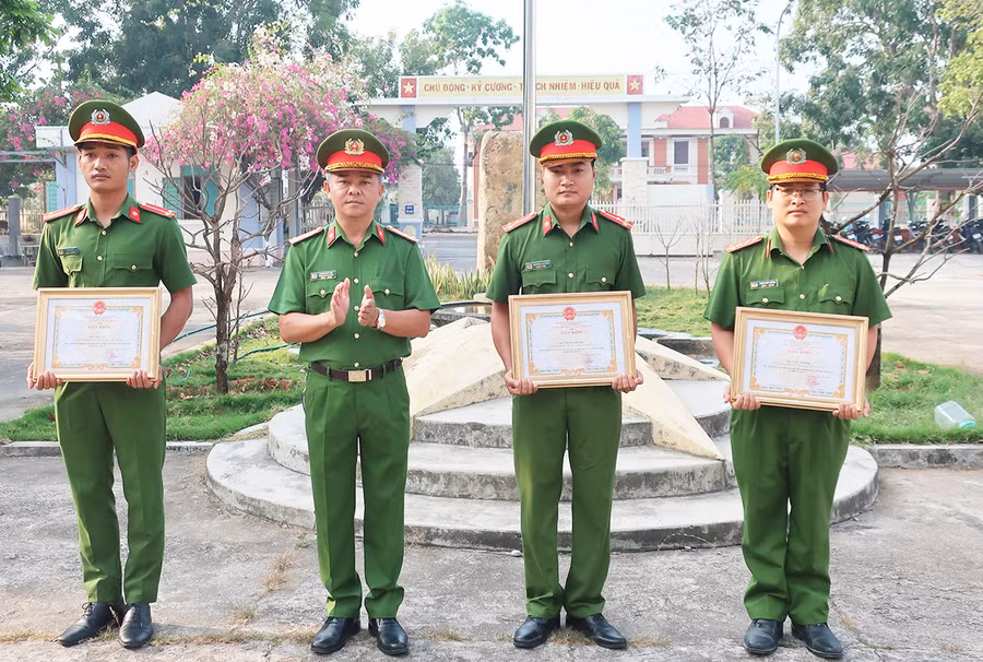Thượng tá Dương Đức Việt-Trưởng Công an thị xã Ayun Pa trao giấy khen của Chủ tịch UBND thị xã cho 3 cán bộ khám phá nhanh vụ trộm cắp tài sản. Ảnh: THANH HÀ